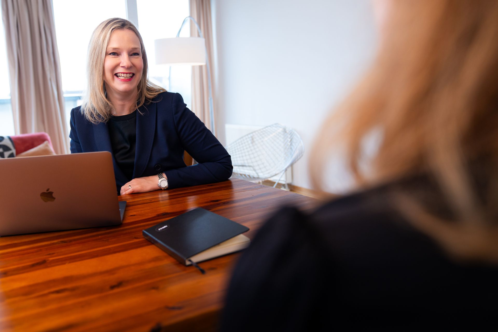 Kristin Jäger berät Kundin am Schreibtisch