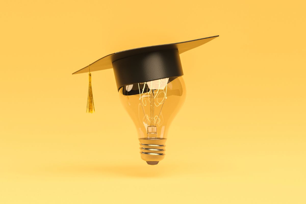 Helpacadebee marketing ein Graduationhut auf einer Glühbirne