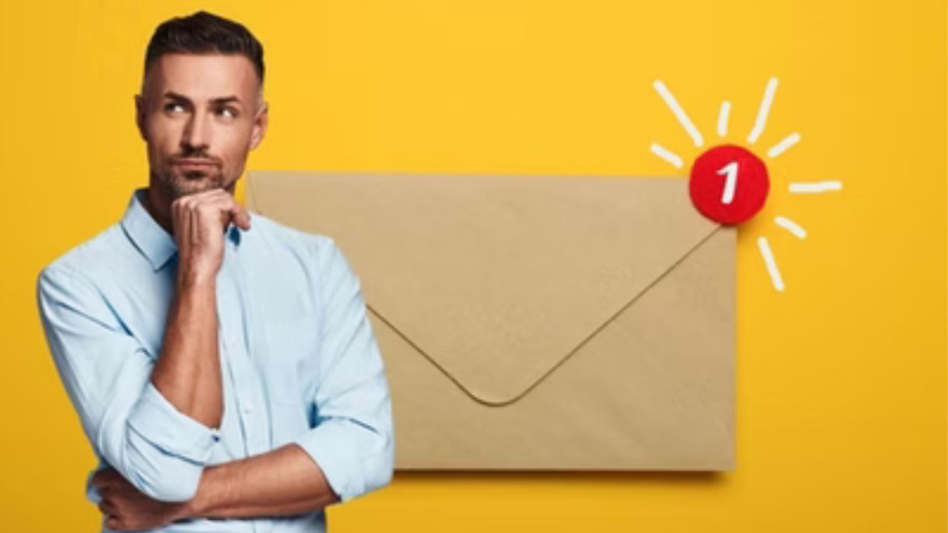 Mann denkt darüber nach Newsletter zu schreiben