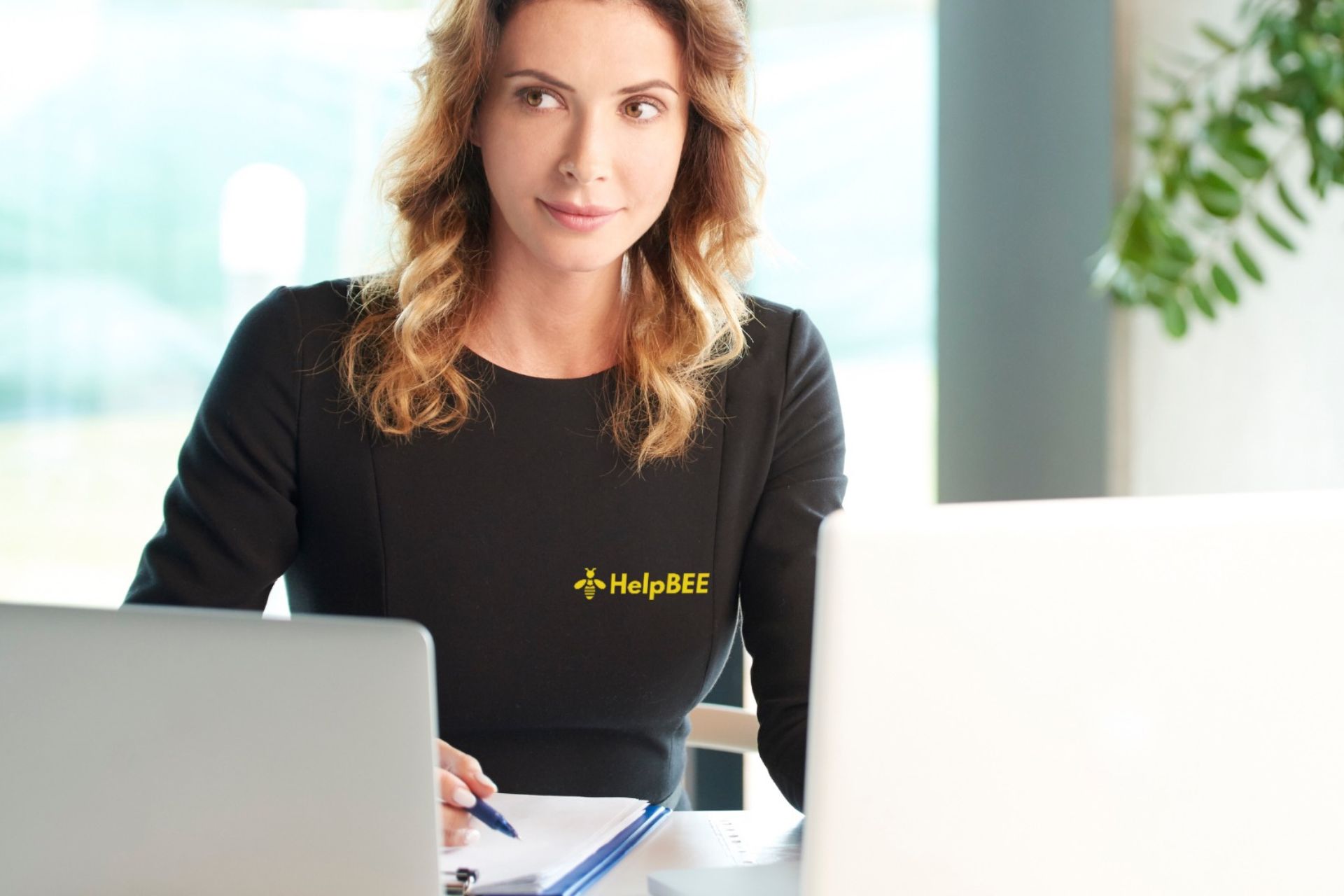 Online Marketing HelpBEE Mitarbeiterin von HelpBEE erstellt Online Werbung
