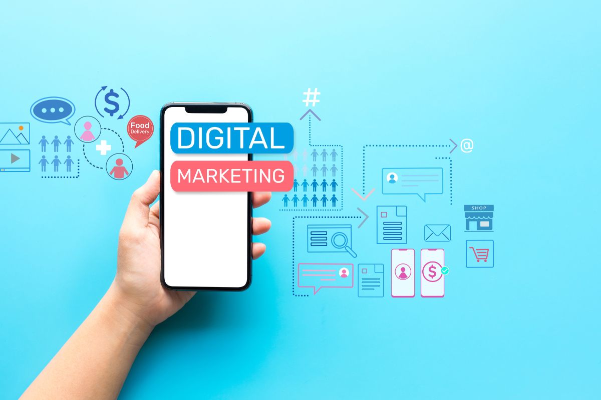 Online marketing HelpBEE jemand hält ein Handy in der Hand auf dem Digital Marketing steht