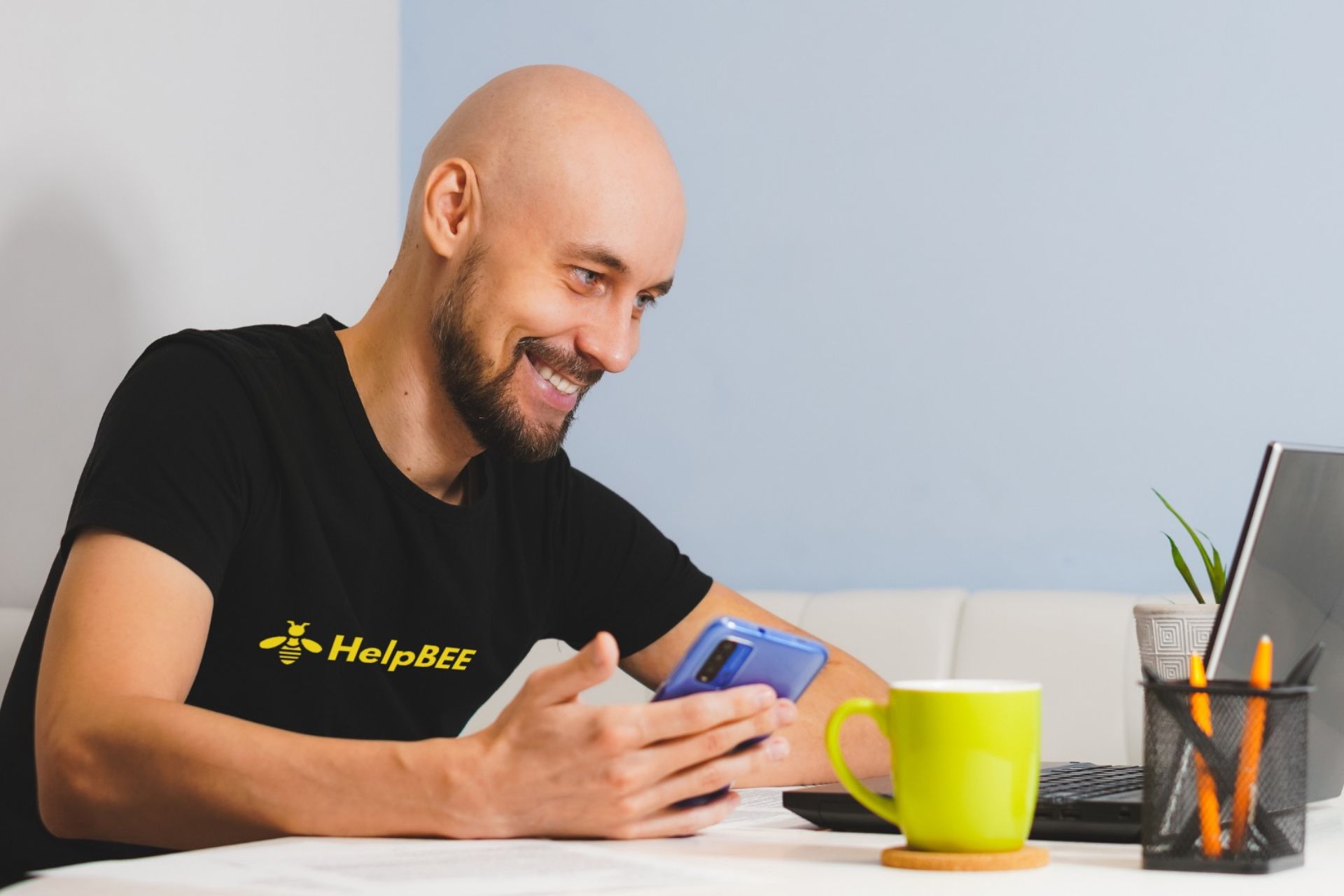 Social media Management HelpBEE HelpBEE Mitarbeiter sitzt vor dem Laptop und macht Social media Marketing