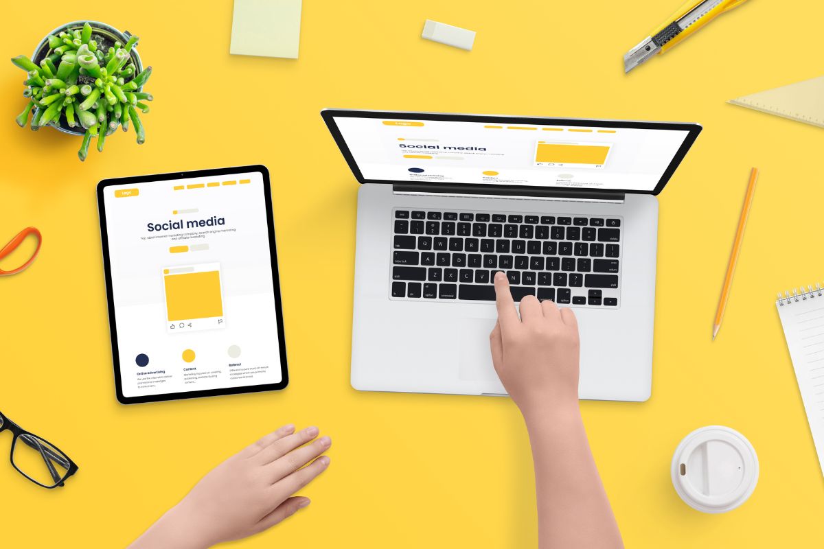 Soicla media marketing Helpbee jemand arbeitet am Laptop und macht Social Media Marketing daneben liegt ein Tablet