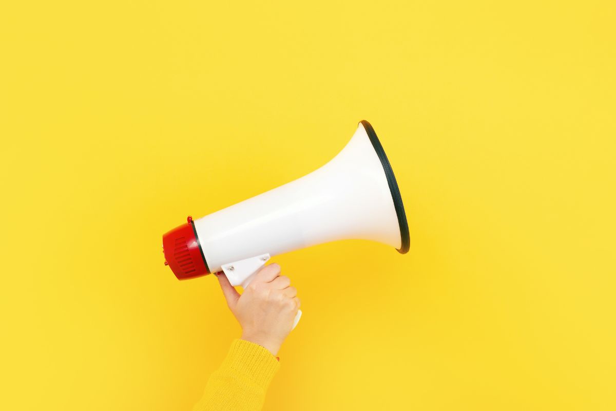 offline marketing HelpBEE ein Megafon auf gelbem Hntergrund