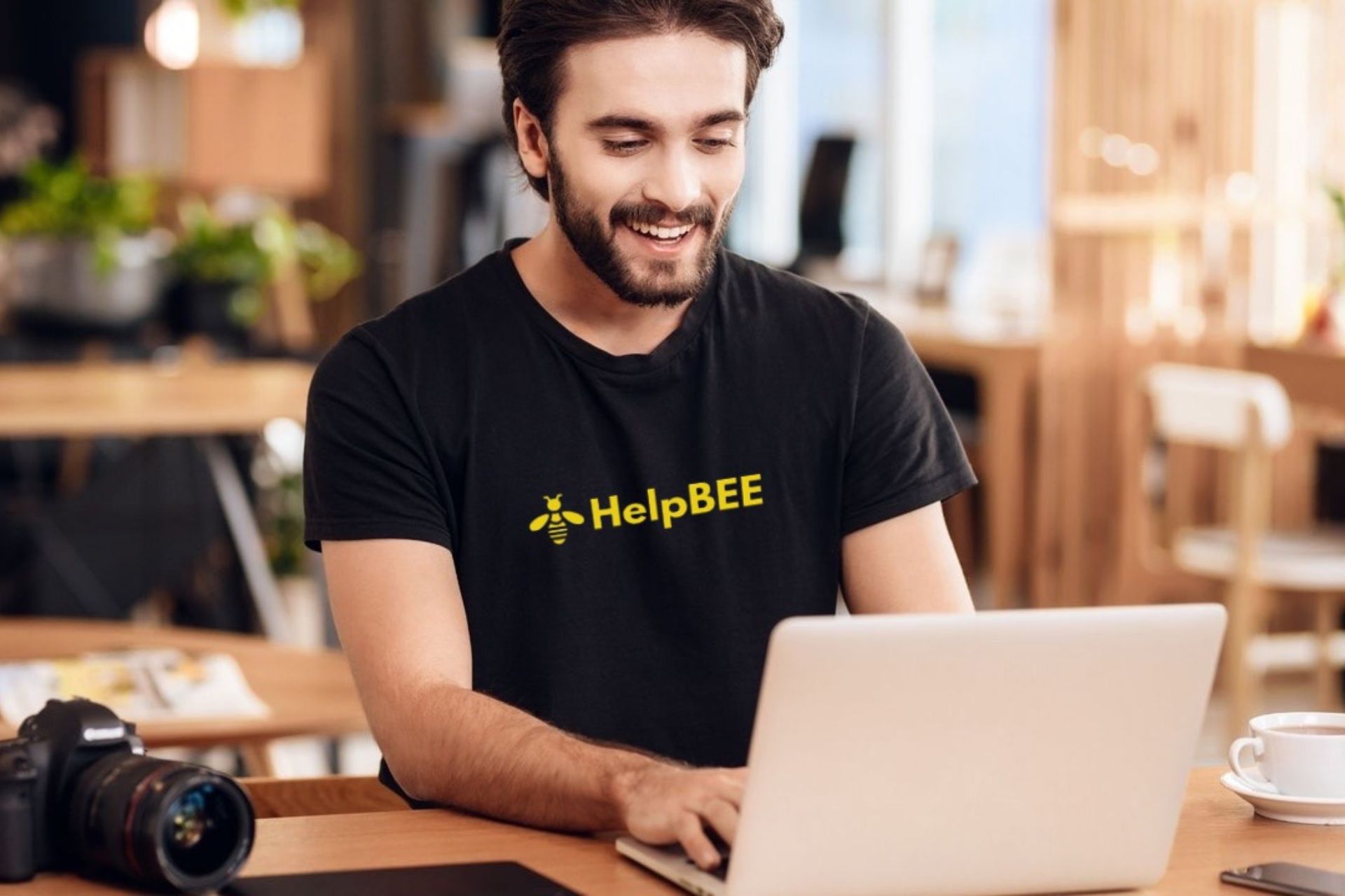Beratung Workshops HelpBEE Mitarbeiterin von HelpBEE erstellt Online Werbung
