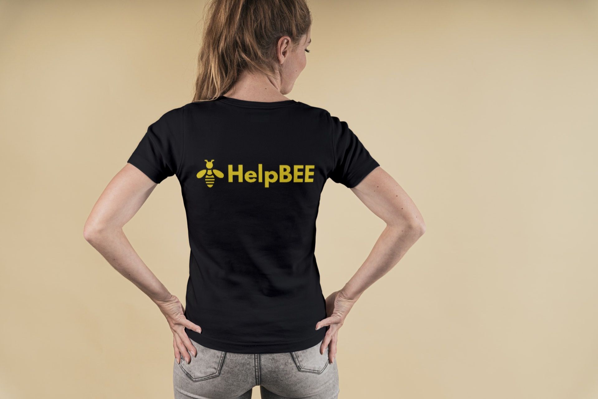 Print & Offline Marketing Helpbee Mitarbeiterin von HelpBEE erstellt Online Werbung
