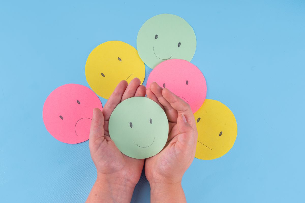 Tablet mit dem Wort Web design und Pinseln und Farbe drumherum Marketing Leistungen für KMU