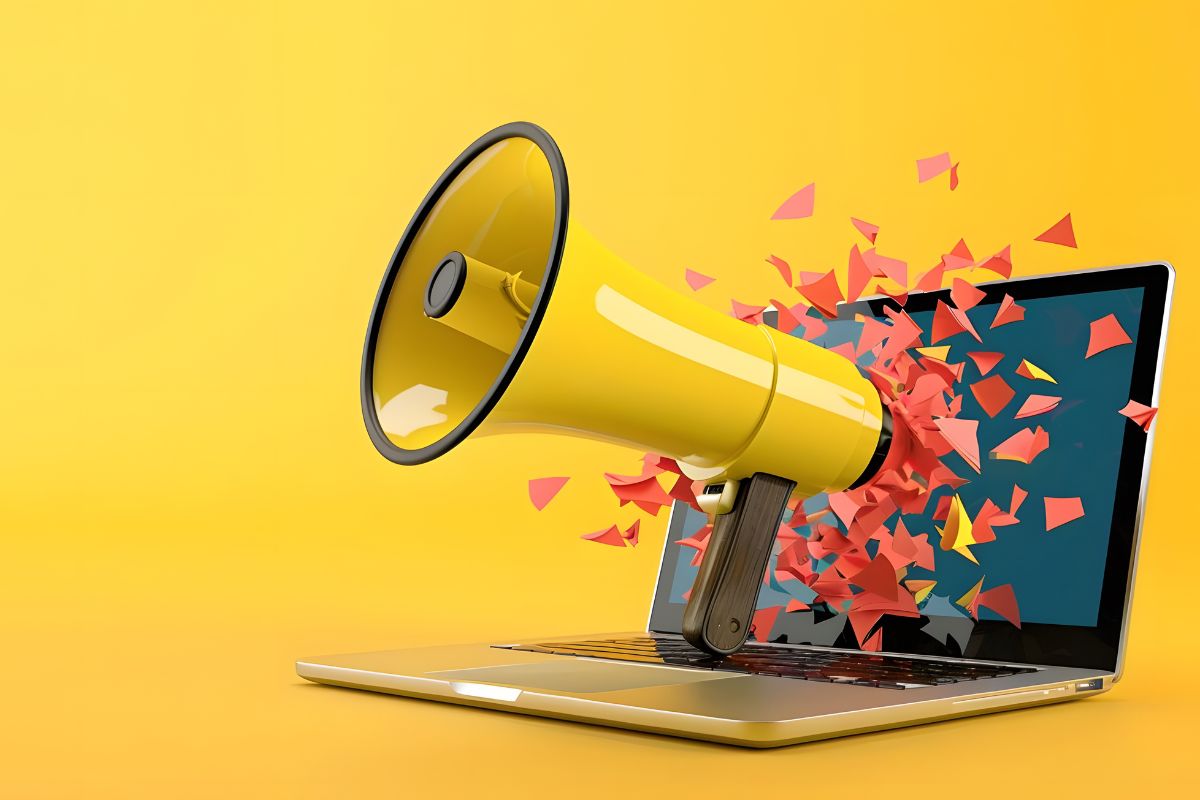 jemand arbeitet am Laptop und macht Social Media Marketing daneben liegt ein Tablet