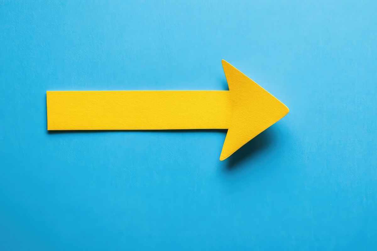 jemand arbeitet am Laptop und macht Social Media Marketing daneben liegt ein Tablet