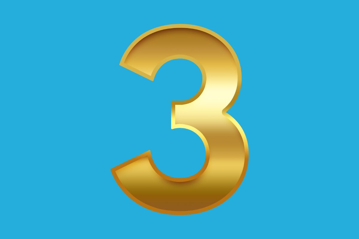 jemand arbeitet am Laptop und macht Social Media Marketing daneben liegt ein Tablet