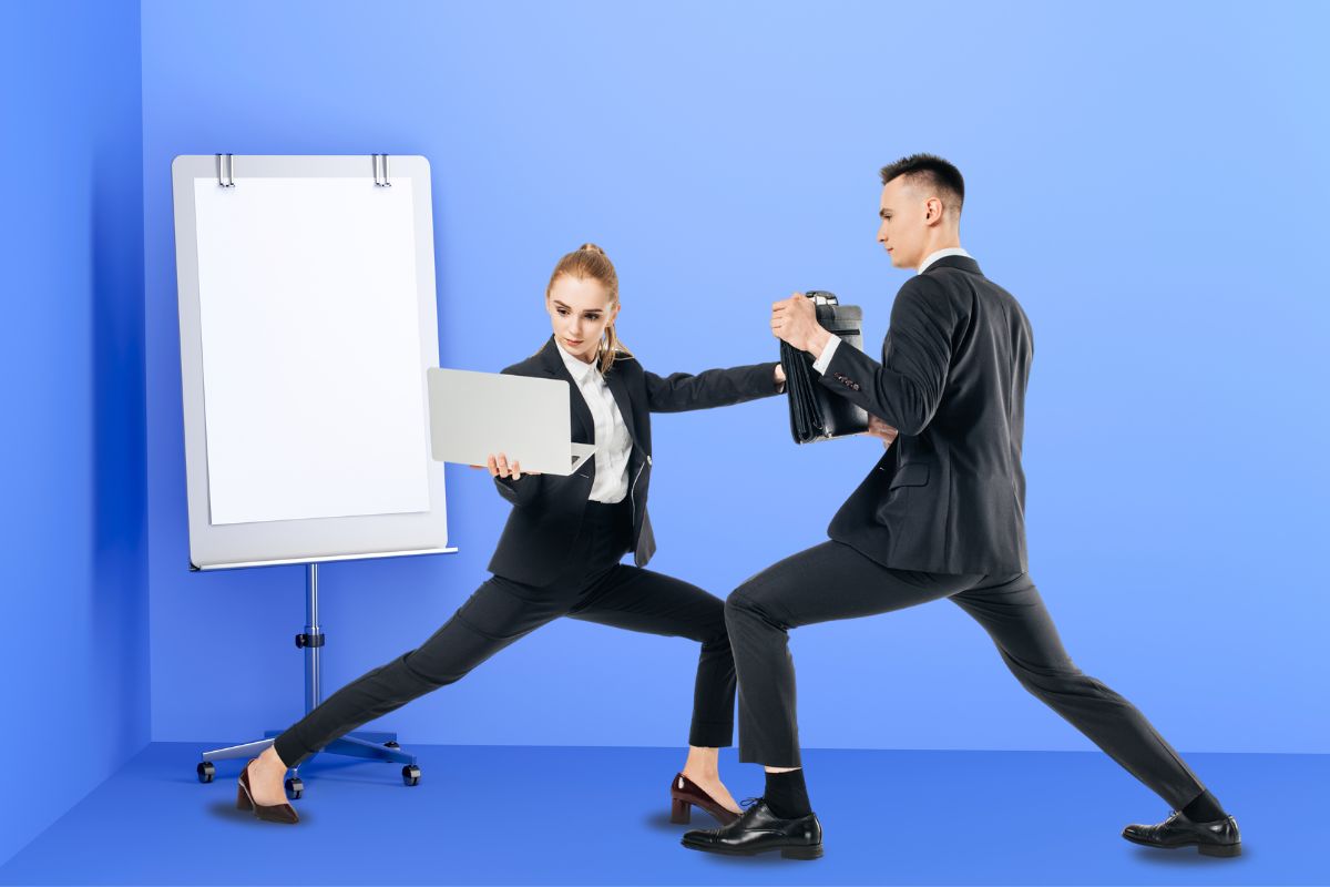 jemand arbeitet am Laptop und macht Social Media Marketing daneben liegt ein Tablet